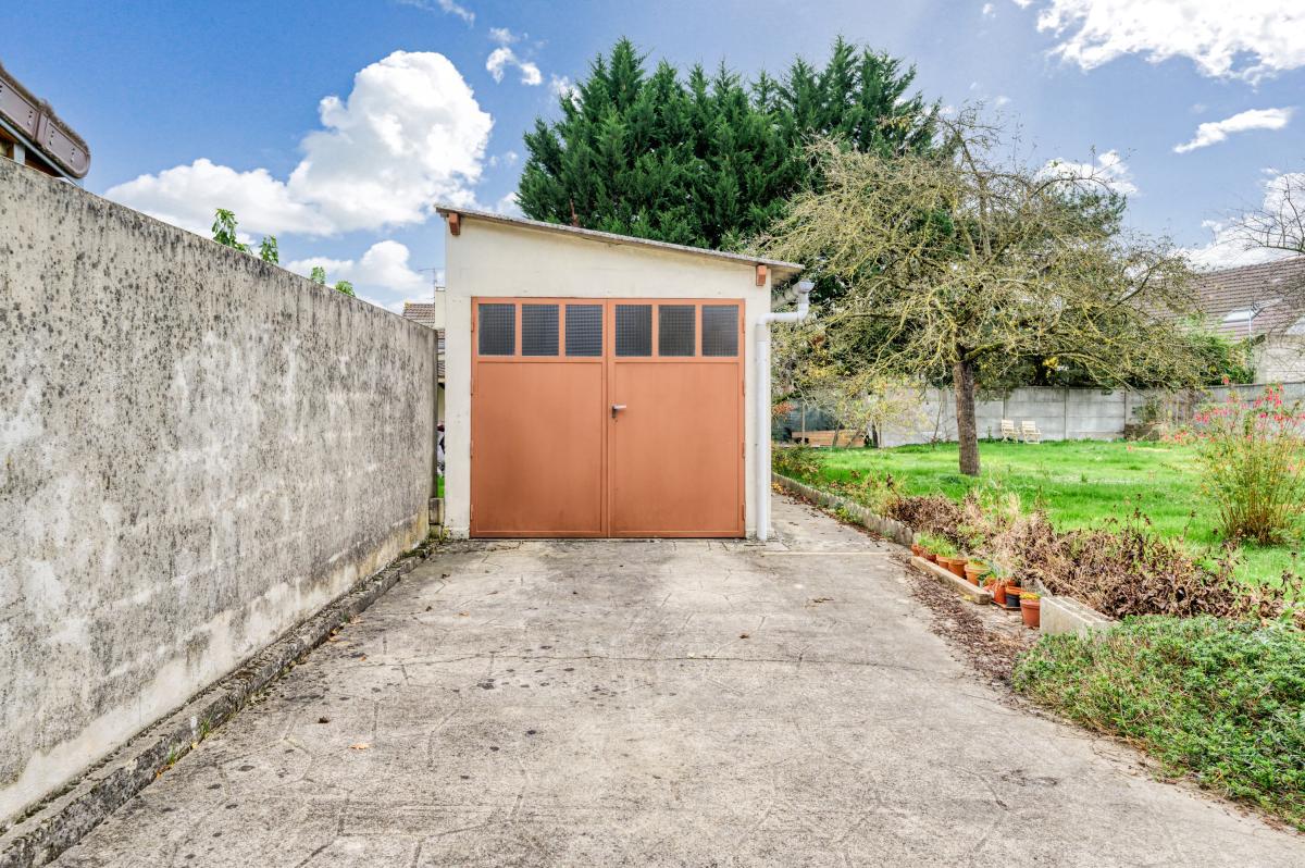 CHELLES (Seine et Marne) - Maison 4 pièces principales, garage et annexe.